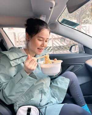 Priscilla Wong Instagram - 冬至快樂🌈
終於吃了碗開心車仔麵，再食個混帳腸粉。
買了一棵名為幸運樹的植物，
再回家打OverCook😂
可能為今晚冬至太用心煮飯，
留了一點鼻血~

祝大家冬至快樂❤️