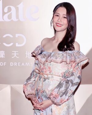 Priscilla Wong Instagram - 很喜歡這個小肚子🌈
跟小肚子用心打扮，
有一種形容不了的喜樂。
適量休息，也來一點工作，
讓我們倆多一點積極氣氛💪🏻
我猜這就是每位努力工作的孕婦心情。
謝謝邀請我們參加了一個盛宴，
特別為我準備一個孕婦晚餐，
也給我和小肚子有機會可以拍一些相片🥰

@voguehongkong @cityofdreamsmacau @AlainDucasseatmopheusmacau @yimorpheusmacau 
#CityofDreamsMacau #Morpheus #JadeDragon #AlainDucasseatmopheus #YI #Michelin #AnArtfulPalate

Styling @cathcheung 
Hair @terrence_chann 
Dress: @zimmermann 
Jewelries: @apmmonaco