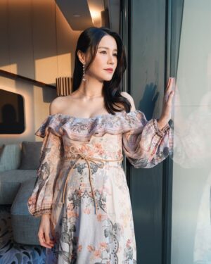 Priscilla Wong Instagram - 很喜歡這個小肚子🌈
跟小肚子用心打扮，
有一種形容不了的喜樂。
適量休息，也來一點工作，
讓我們倆多一點積極氣氛💪🏻
我猜這就是每位努力工作的孕婦心情。
謝謝邀請我們參加了一個盛宴，
特別為我準備一個孕婦晚餐，
也給我和小肚子有機會可以拍一些相片🥰

@voguehongkong @cityofdreamsmacau @AlainDucasseatmopheusmacau @yimorpheusmacau 
#CityofDreamsMacau #Morpheus #JadeDragon #AlainDucasseatmopheus #YI #Michelin #AnArtfulPalate

Styling @cathcheung 
Hair @terrence_chann 
Dress: @zimmermann 
Jewelries: @apmmonaco