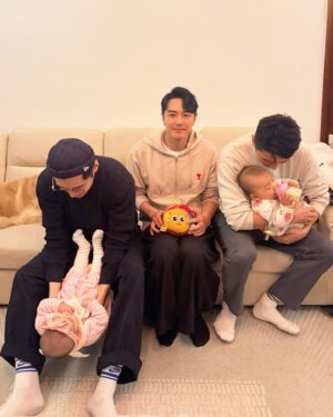 Priscilla Wong Instagram - 三個家庭快樂相聚了一晚❤️
大家似乎都很滿足。
女士們忙着分享生B經，
男士們忙着氹女仔，
除了一個⋯⋯⋯

#🌈