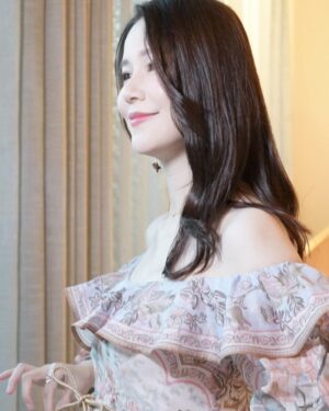 Priscilla Wong Instagram - 很喜歡這個小肚子🌈
跟小肚子用心打扮，
有一種形容不了的喜樂。
適量休息，也來一點工作，
讓我們倆多一點積極氣氛💪🏻
我猜這就是每位努力工作的孕婦心情。
謝謝邀請我們參加了一個盛宴，
特別為我準備一個孕婦晚餐，
也給我和小肚子有機會可以拍一些相片🥰

@voguehongkong @cityofdreamsmacau @AlainDucasseatmopheusmacau @yimorpheusmacau 
#CityofDreamsMacau #Morpheus #JadeDragon #AlainDucasseatmopheus #YI #Michelin #AnArtfulPalate

Styling @cathcheung 
Hair @terrence_chann 
Dress: @zimmermann 
Jewelries: @apmmonaco