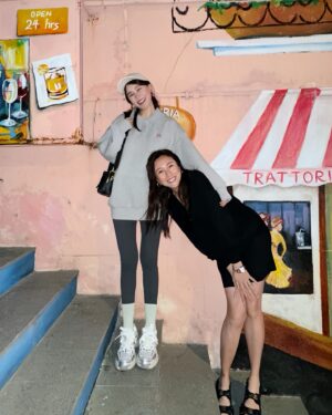 Priscilla Wong Instagram - 終於來探我們了❤️
每年年尾都是我飛過去馬來西亞找她，
終於今次是她飛來找我，們，仨😎❤️