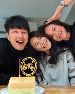 Priscilla Wong Instagram - 終於來探我們了❤️
每年年尾都是我飛過去馬來西亞找她，
終於今次是她飛來找我，們，仨😎❤️