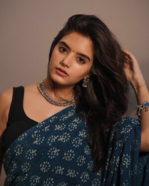 Priyanshi Yadav Instagram - मैं तब तक साथ चलूँ तेरे, जब तक न कहे तू मैं हारा🍂

📸: @alex_pixels_ 
Saree: @kanyadaan_designerlabel