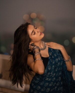 Priyanshi Yadav Instagram - मैं तब तक साथ चलूँ तेरे, जब तक न कहे तू मैं हारा🍂

📸: @alex_pixels_ 
Saree: @kanyadaan_designerlabel