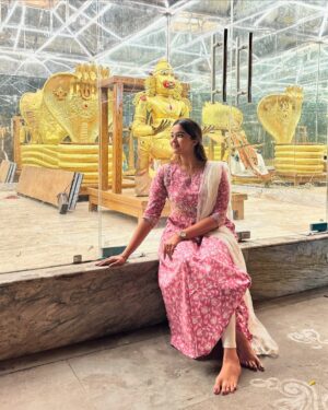 Pujita Ponnada Instagram - Started the year 2025 with divine blessings 🙏✨

Happy New Year beautiful ppl, Wishing you all a healthy, prosperous and abundant year ahead ❤️
.
.
.
.
#pujitaponnada #newyear2025 #happynewyear #divineblessings