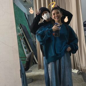 Queen Wei Instagram - 後來覺得，
只要平平安安健健康康過好每一天，
就叫做好命。

快樂有時候無法預測和預備，
就連傷心難過有時候也不切實際。

後來了解，
在重大傷痛的面前，
是不會痛哭流涕的。

外表會很鎮定，
而內在是狂風暴雨龍捲風大地震世界末日。

-

今天漂漂亮亮的妝髮來自
Make up @clairechengmakeup 
Hair stylist @jimmy1987909 

／

#好命 #workhardplayhard #shooting #blueanddenim 
#retem03 #retem03ootd #mouggan #adidasoriginals