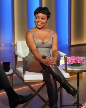 Quinta Brunson Instagram - Short and sweet in NY for @goodmorningamerica :) 

Hair: @hairbykmiller 
Mua: @jessicasmalls 
Styling: @highheelprncess