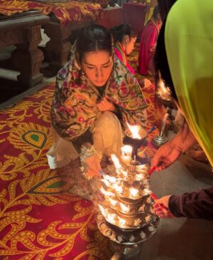 Raashi Khanna Instagram - Celebrating my birthday, immersed in the divine, in the eternal city of Kashi where time stands still and souls find solace.! So grateful 😇
हर हर महादेव ❤️