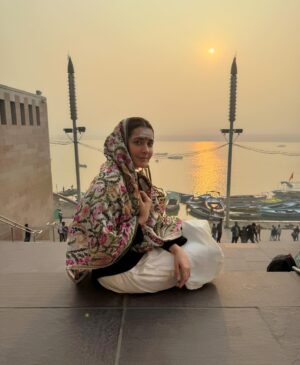 Raashi Khanna Instagram - Celebrating my birthday, immersed in the divine, in the eternal city of Kashi where time stands still and souls find solace.! So grateful 😇
हर हर महादेव ❤️