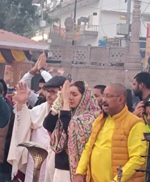 Raashi Khanna Instagram - Celebrating my birthday, immersed in the divine, in the eternal city of Kashi where time stands still and souls find solace.! So grateful 😇
हर हर महादेव ❤️