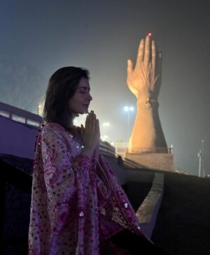 Raashi Khanna Instagram - Celebrating my birthday, immersed in the divine, in the eternal city of Kashi where time stands still and souls find solace.! So grateful 😇
हर हर महादेव ❤️
