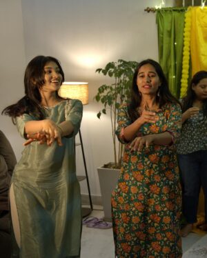 Rachana Inder Instagram - The dedication and efforts that went into this dance practice and the final performance were unrelated 😂😂
@ratna__das @ira_dayanand @priyagowda_ ♥️