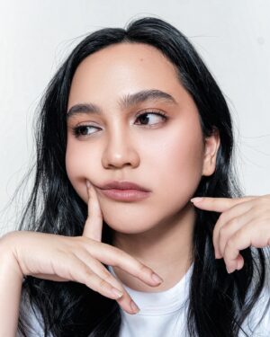 Rachel Amanda Instagram - Thirty. In my comfiest clothes. Somehow wiser, yet bound to make foolish choices. Taking life less seriously, but seriously diving into new adventures. Here’s to making 30 as fun as it’s meant to be. 🩶

Photo by @vonywong 
Makeup by @chasseyjulian 
Hair do by @nindi_putrisakinah 
Tim hore 🫶🏻 @pranadaya