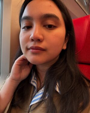 Rachel Amanda Instagram - Highlight 2024: Menyelesaikan S2 🤍

It feels like just yesterday, yet sometimes I can’t believe I actually lived abroad this year. One year of study is such a short time 🥹🥹

These might look like just regular selfies now, but back then, they were my way of encouraging myself in between difficult assignments and moments of frustration.

Now, I take my time to think about how I can apply or develop what I’ve learned during this journey. But as I look back at these photos, all I feel is gratitude—Alhamdulillah, Alhamdulillah, Alhamdulillah 🤍