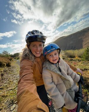 Rachel Atherton Instagram - Double bike ride day 🙏 for @ollydavey birthday ☺️❤️😍 ride to town for breakfast in the autumn leaves 🍁 🍳 
then some laps of Nant Y Arian @bwlchnantyrarian with the shotgun seat on the e-bike on the blues & sharing the atherton bike for some shared faster laps = absolute perfect ride with the whole fam! 
@kidsrideshotgun @athertonbikes ❤️