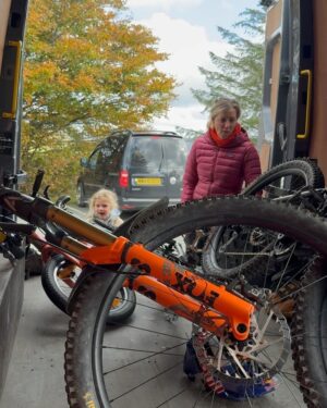 Rachel Atherton Instagram - Double bike ride day 🙏 for @ollydavey birthday ☺️❤️😍 ride to town for breakfast in the autumn leaves 🍁 🍳 
then some laps of Nant Y Arian @bwlchnantyrarian with the shotgun seat on the e-bike on the blues & sharing the atherton bike for some shared faster laps = absolute perfect ride with the whole fam! 
@kidsrideshotgun @athertonbikes ❤️