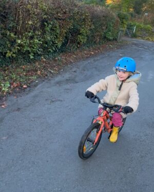 Rachel Atherton Instagram - Double bike ride day 🙏 for @ollydavey birthday ☺️❤️😍 ride to town for breakfast in the autumn leaves 🍁 🍳 
then some laps of Nant Y Arian @bwlchnantyrarian with the shotgun seat on the e-bike on the blues & sharing the atherton bike for some shared faster laps = absolute perfect ride with the whole fam! 
@kidsrideshotgun @athertonbikes ❤️