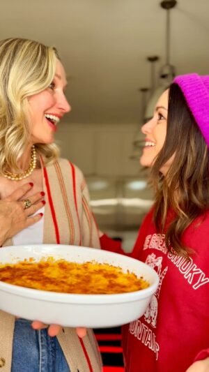 Rachel Bilson Instagram - CHEESE GRITS 🧀 Comment ‘RECIPE’ and I’ll DM you the holiday recipe @rachelbilson and I dream about (plus our mutual love of Cracker Barrel and @thisisthegreat_ 🎄⁣
⁣
Looking for a cozy dish that wraps you in a warm, cheesy hug? This Cheese grits recipe is layered with creamy, buttery goodness and has a golden, bubbly top once baked. Prep ahead and bake before your guests arrive!⁣
⁣
#grits #christmasrecipes #christmasfood #cheese #easyrecipe