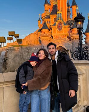 Rachel Legrain-Trapani Instagram - On a passé un super séjour à Disney pour le plus grand bonheur d'Andrea 🤍 C'était sa première fois il en rêvait tellement, il est reparti avec des étoiles plein les yeux 🤩

Et nous je pense qu'on va bien dormir cette nuit 😂

#disney #disneyworld #disneylandparis