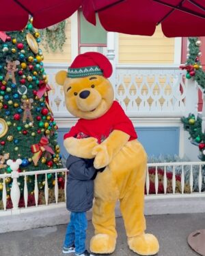 Rachel Legrain-Trapani Instagram - On a passé un super séjour à Disney pour le plus grand bonheur d'Andrea 🤍 C'était sa première fois il en rêvait tellement, il est reparti avec des étoiles plein les yeux 🤩

Et nous je pense qu'on va bien dormir cette nuit 😂

#disney #disneyworld #disneylandparis