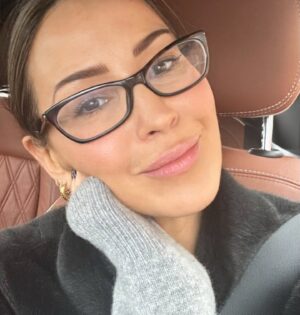 Rachel Stevens Instagram - A few pics from this week🫶🏻

Mum taxi 
Cute @marksandspencer @bella_freud polo neck 🖤
Pit stop @the_ivy_collection in between meetings 
Little voice over session 
Exciting interiors plans 💫creating my dressing room of dreams 🙏🏻so excited to share 
Cosy evenings in lighting my fave candle @diptyque 
Fabulous arm candy. Thank you to @thehouseoftor 🫶🏻🧿
My beaut Black Friday purchase @demellierlondon 🖤
When your teen spams your phone 📷🤪
😁❤️😘