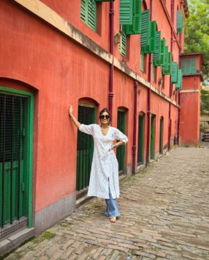 Radhika Bose Instagram - You can take a Bengali out of Kolkata , but you can’t take Kolkata out of a Bengali ❤️❤️
@yogasini 
#yogasini
.
.
.
.
#kolkatadiaries #iphonephotography #kolkataphotography #streetphotography #indianphotography