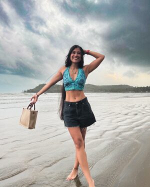 Radhika Bose Instagram - Smiles and skies - a story to tell ! 
@yogasini 
#yogasini
.
.
.
#goabeach #lovequotes #beachvibes