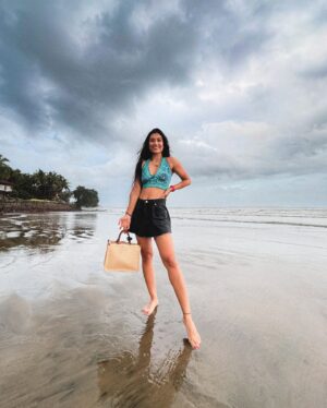 Radhika Bose Instagram - Smiles and skies - a story to tell ! 
@yogasini 
#yogasini
.
.
.
#goabeach #lovequotes #beachvibes