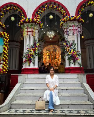Radhika Bose Instagram - You can take a Bengali out of Kolkata , but you can’t take Kolkata out of a Bengali ❤️❤️
@yogasini 
#yogasini
.
.
.
.
#kolkatadiaries #iphonephotography #kolkataphotography #streetphotography #indianphotography