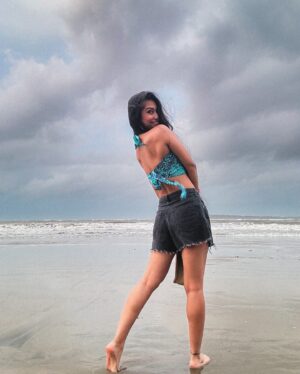 Radhika Bose Instagram - Smiles and skies - a story to tell ! 
@yogasini 
#yogasini
.
.
.
#goabeach #lovequotes #beachvibes