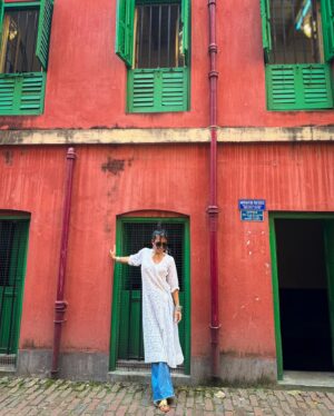 Radhika Bose Instagram - You can take a Bengali out of Kolkata , but you can’t take Kolkata out of a Bengali ❤️❤️
@yogasini 
#yogasini
.
.
.
.
#kolkatadiaries #iphonephotography #kolkataphotography #streetphotography #indianphotography
