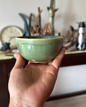 Radhika Bose Instagram - August is not over yet , but I am dumping already 🤷‍♀️🤷‍♀️
@yogasini 
#yogasini
.
.
.
.
#photodiaries #monsoon #delhidiaries #pottery #hair