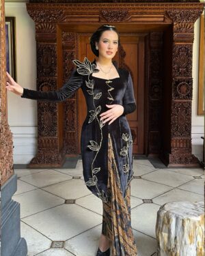 Raisa Andriana Instagram - Maturnuwun kesempatannya mas @ahmaddhaniofficial aku jadi bisa ngerasain pakai adat Jawa di MV Begitulah Cinta - Ahmad Dhani ft Raisa✨

Kebaya from @_kenakan by @syifanurafantin 
Styled by @elcofrebliaman
Make up by @vagueskin