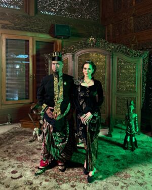 Raisa Andriana Instagram - Maturnuwun kesempatannya mas @ahmaddhaniofficial aku jadi bisa ngerasain pakai adat Jawa di MV Begitulah Cinta - Ahmad Dhani ft Raisa✨

Kebaya from @_kenakan by @syifanurafantin 
Styled by @elcofrebliaman
Make up by @vagueskin