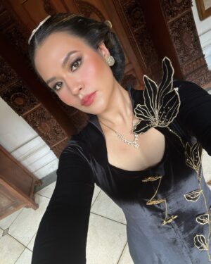 Raisa Andriana Instagram - Maturnuwun kesempatannya mas @ahmaddhaniofficial aku jadi bisa ngerasain pakai adat Jawa di MV Begitulah Cinta - Ahmad Dhani ft Raisa✨

Kebaya from @_kenakan by @syifanurafantin 
Styled by @elcofrebliaman
Make up by @vagueskin