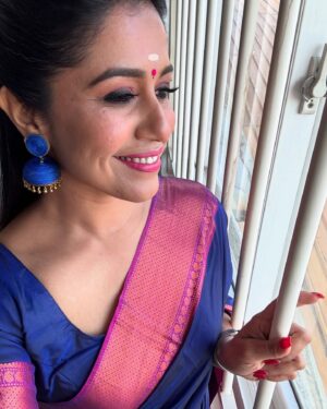 Ranjini Haridas Instagram - Gig Ready.🦋

Hair and makeup @jaan_moni_das 

#happiehippie #weddingtime #saree #allsmiles #paidtotalk #ranjiniharidas