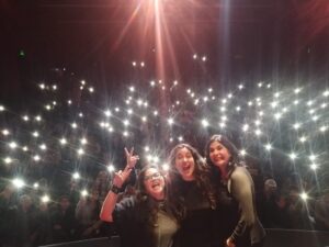 Raquel Garza Instagram - ¡Gracias a todos por acompañarnos ayer a descubrir los secretos del íntimo y misterioso universo femenino en la primera función del año de #LosMonólogosDelaVagina 💋!
.
.
.
.
.
#tiarescanda #raquelgarza #luzaldan #evensler #felizañonuevo #añonuevo #teatro #comedia #risas #diversion #entretenimiento #feminismo #love #empoderamiento #actrices #vaginalhealth