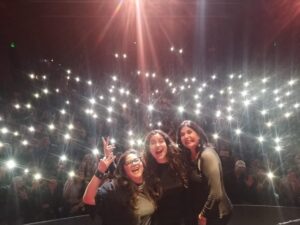 Raquel Garza Instagram - ¡Gracias a todos por acompañarnos ayer a descubrir los secretos del íntimo y misterioso universo femenino en la primera función del año de #LosMonólogosDelaVagina 💋!
.
.
.
.
.
#tiarescanda #raquelgarza #luzaldan #evensler #felizañonuevo #añonuevo #teatro #comedia #risas #diversion #entretenimiento #feminismo #love #empoderamiento #actrices #vaginalhealth