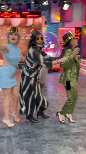 Raquel Garza Instagram - Estamos en modo fiesta … 🎉 ¿Cómo va su tarde? 🥂✨🥳 @polancodalilah @raquelgarzatv @canalestrellas #cuéntameloya @michellevieth #2025