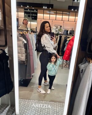 Raquel Pomplun Instagram - Starting #December with my cup oh so full ❤️☺️✨

@lissette.garciaa @aletspomplun 

#Holidays #TheGrove #HolidaySpirit #Festive #Happy #BFFL #Familia #Amor #DelBueno #Pomplunation #Hubby #Daughter #RaquelPomplun #Outing #ootd #Weekend