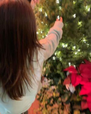 Raquel Pomplun Instagram - Starting #December with my cup oh so full ❤️☺️✨

@lissette.garciaa @aletspomplun 

#Holidays #TheGrove #HolidaySpirit #Festive #Happy #BFFL #Familia #Amor #DelBueno #Pomplunation #Hubby #Daughter #RaquelPomplun #Outing #ootd #Weekend