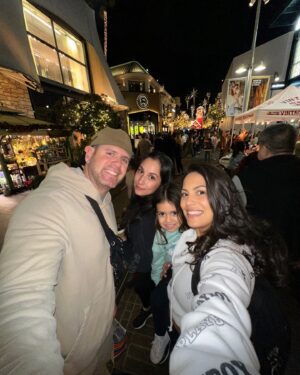 Raquel Pomplun Instagram - Starting #December with my cup oh so full ❤️☺️✨

@lissette.garciaa @aletspomplun 

#Holidays #TheGrove #HolidaySpirit #Festive #Happy #BFFL #Familia #Amor #DelBueno #Pomplunation #Hubby #Daughter #RaquelPomplun #Outing #ootd #Weekend