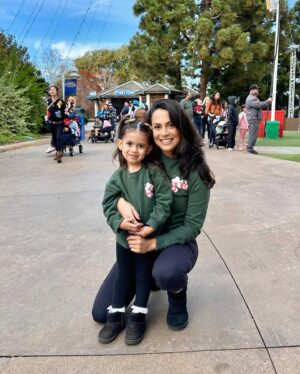 Raquel Pomplun Instagram - When I think of @seaworldsandiego I think #summer… oh but how magical it was this time around visiting during the #SeaWorldSanDiego #ChristmasCelebration 🎄✨🎅🏼 

An all #mommas trip for sure this time around, thank you @bd130 and @alisonmichellewaite for joining us! The kiddos definitely had a blast and enjoyed the bubbly winter snow 🤪

@socalmoms #SanDiego #home #Holidays #Marinelife #preserve #Protect #seaworld #RaquelPomplun #Daytrip #Friends #Bff #bestfriends #onlythegoodones #rideordies #Pomplunation #letsgo