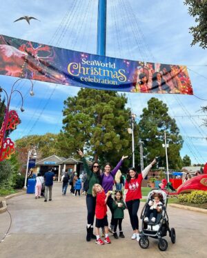 Raquel Pomplun Instagram - When I think of @seaworldsandiego I think #summer… oh but how magical it was this time around visiting during the #SeaWorldSanDiego #ChristmasCelebration 🎄✨🎅🏼 

An all #mommas trip for sure this time around, thank you @bd130 and @alisonmichellewaite for joining us! The kiddos definitely had a blast and enjoyed the bubbly winter snow 🤪

@socalmoms #SanDiego #home #Holidays #Marinelife #preserve #Protect #seaworld #RaquelPomplun #Daytrip #Friends #Bff #bestfriends #onlythegoodones #rideordies #Pomplunation #letsgo