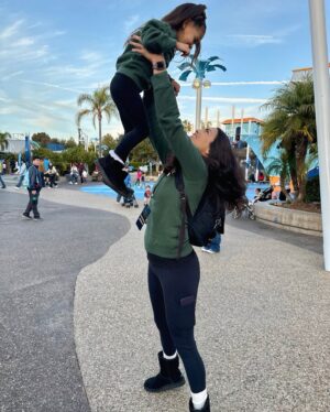 Raquel Pomplun Instagram - When I think of @seaworldsandiego I think #summer… oh but how magical it was this time around visiting during the #SeaWorldSanDiego #ChristmasCelebration 🎄✨🎅🏼 

An all #mommas trip for sure this time around, thank you @bd130 and @alisonmichellewaite for joining us! The kiddos definitely had a blast and enjoyed the bubbly winter snow 🤪

@socalmoms #SanDiego #home #Holidays #Marinelife #preserve #Protect #seaworld #RaquelPomplun #Daytrip #Friends #Bff #bestfriends #onlythegoodones #rideordies #Pomplunation #letsgo