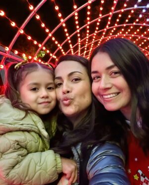Raquel Pomplun Instagram - When I think of @seaworldsandiego I think #summer… oh but how magical it was this time around visiting during the #SeaWorldSanDiego #ChristmasCelebration 🎄✨🎅🏼 

An all #mommas trip for sure this time around, thank you @bd130 and @alisonmichellewaite for joining us! The kiddos definitely had a blast and enjoyed the bubbly winter snow 🤪

@socalmoms #SanDiego #home #Holidays #Marinelife #preserve #Protect #seaworld #RaquelPomplun #Daytrip #Friends #Bff #bestfriends #onlythegoodones #rideordies #Pomplunation #letsgo