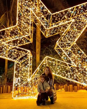 Raquel Pomplun Instagram - When I think of @seaworldsandiego I think #summer… oh but how magical it was this time around visiting during the #SeaWorldSanDiego #ChristmasCelebration 🎄✨🎅🏼 

An all #mommas trip for sure this time around, thank you @bd130 and @alisonmichellewaite for joining us! The kiddos definitely had a blast and enjoyed the bubbly winter snow 🤪

@socalmoms #SanDiego #home #Holidays #Marinelife #preserve #Protect #seaworld #RaquelPomplun #Daytrip #Friends #Bff #bestfriends #onlythegoodones #rideordies #Pomplunation #letsgo