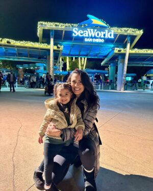 Raquel Pomplun Instagram - When I think of @seaworldsandiego I think #summer… oh but how magical it was this time around visiting during the #SeaWorldSanDiego #ChristmasCelebration 🎄✨🎅🏼 

An all #mommas trip for sure this time around, thank you @bd130 and @alisonmichellewaite for joining us! The kiddos definitely had a blast and enjoyed the bubbly winter snow 🤪

@socalmoms #SanDiego #home #Holidays #Marinelife #preserve #Protect #seaworld #RaquelPomplun #Daytrip #Friends #Bff #bestfriends #onlythegoodones #rideordies #Pomplunation #letsgo