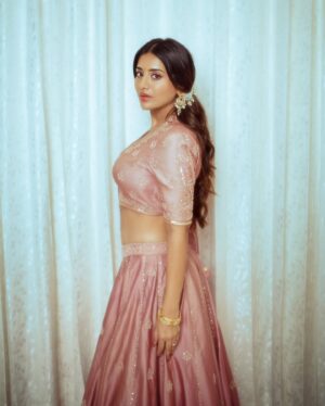 Rashi Singh Instagram - ये गिला है आपकी निगाहों से 🌷 

outfit:- @jigarmaliofficial 
pc:- @tdf.studioz 
jewellery:- @justjadaujewellery 
styled by:- @spacefashionconsultancy 
Hair :- @avoca.india 

#Rashisingh #traditional #weddingseason #lehenga #pink